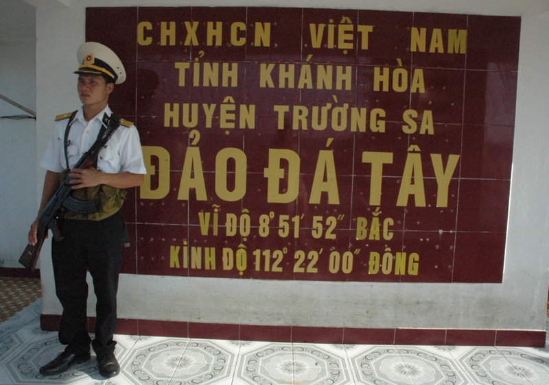 พิธีเปิดบ้านเอนกประสงค์เพื่อชุมชน ณ เกาะ Da Tay อำเภอ Truong Sa จังหวัด Khanh Hoa